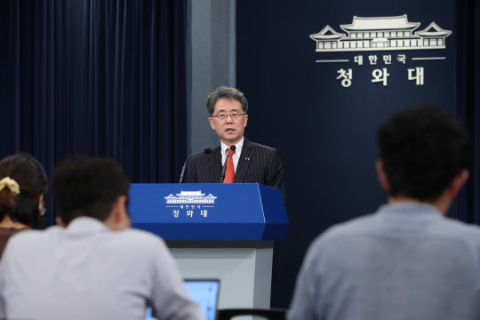 김현종 청와대 국가안보실 2차장이 28일 청와대에서 한미 미사일지침 개정에 따른 우주발사체 고체연료 사용제한 해제와 관련해 브리핑하고 있다.   [연합뉴스]